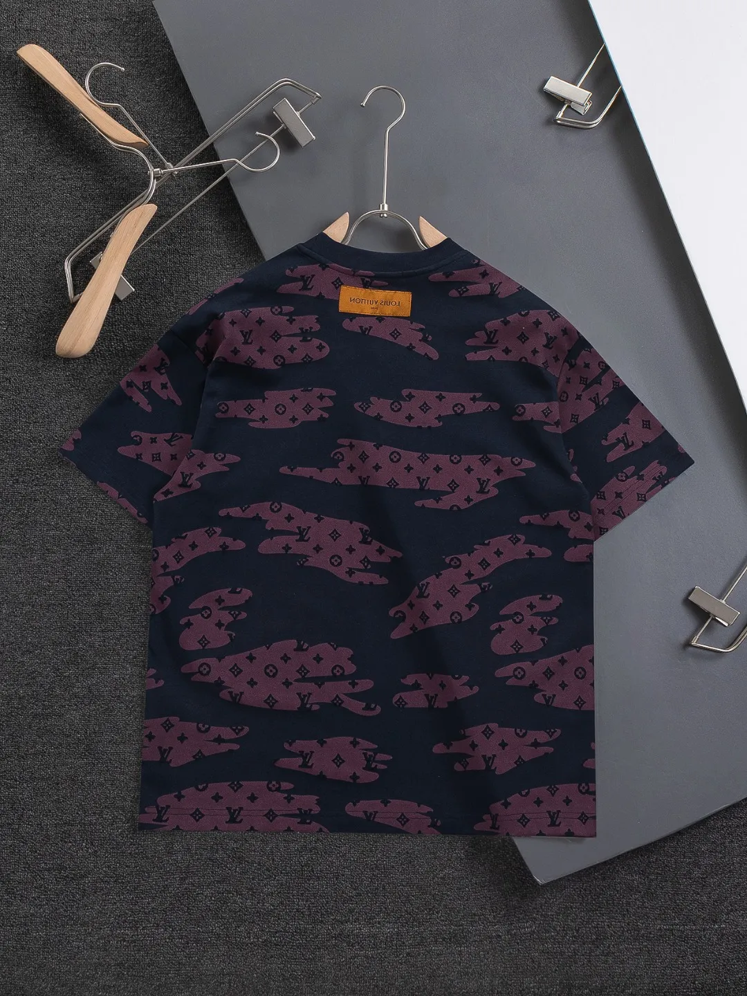 🅿️210 Louis Vuitton 1V LV micro-wide version S-XL LV 26ss new product counters are on the shelves at the same time. Multiple craftsmanship, composite fabrics, all-over cutting🔥Fire flower clouds☁️letter logo🪡 embroidery, round neck short-sleeved T-shirt, same style for men and women! Consigned to one-to-one creation. Synchronized with the official website, pure cotton fabrics at the counter! It is close to the skin and comfortable, durable and easy to wear. It has a classic and simple logo design and meticulous original craftsmanship. Short-sleeves, a must-have item for men, do not appear to be the same for the general public, but must be unique and eye-catching. This LV short-sleeve is all about quality, comfort, the same shape and fashion as always, including fabrics and cutting techniques. All of them have been made with great effort! 320 grams of washed pure cotton fabric, pure cotton is breathable, very refreshing and comfortable for daily wear. The rib knitting on the neckline is smooth and tight, and the neckline will not be skewed if you toss it at will. The loose version, you will find that it looks really good on the upper body. The overall is minimalist and neat, super versatile for daily use! Pair it casually with a pair of pants for a youthful look. A T-shirt will make your outfit crazy. It is a fashionable item that can never go wrong! Color: Black White Gray Purple Size: S-XL Size chart: S: Shoulder width 50-Bust 56-Length 70 M: Shoulder width 52-Bust 57-Length 72 L: Shoulder width 54-Bust 59-Length 74 XL: Shoulder width 56-Bust 62-Length 76